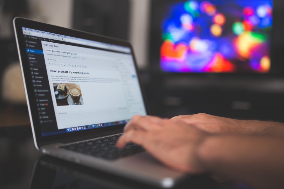 Laptop, a na nim uruchomiony wordpress.